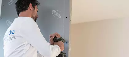 Thuisklussers kunnen aan de slag met het HABITO wandsysteem