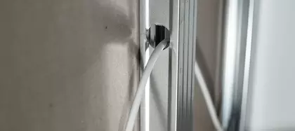 Leidingen aanbrengen in de room divider