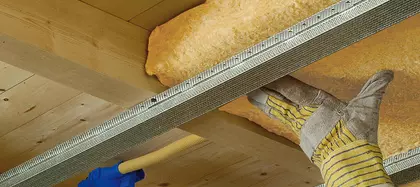 Voorzieningen plaatsen in een plafond