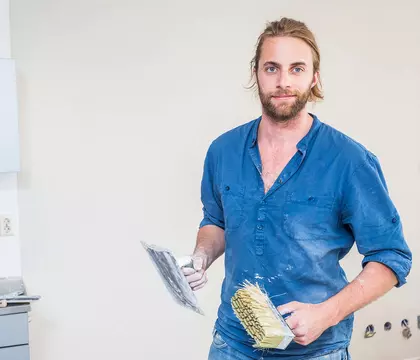 Stuccen met Koos van Gyproc hij legt je alles uit hoe je vlak en glad jouw wand stuct