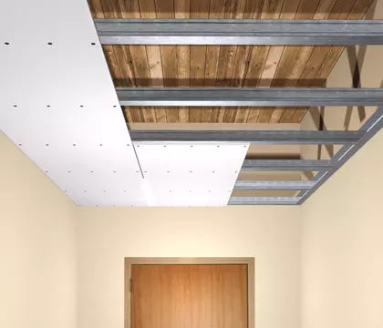 Verlaagd plafond in een hal