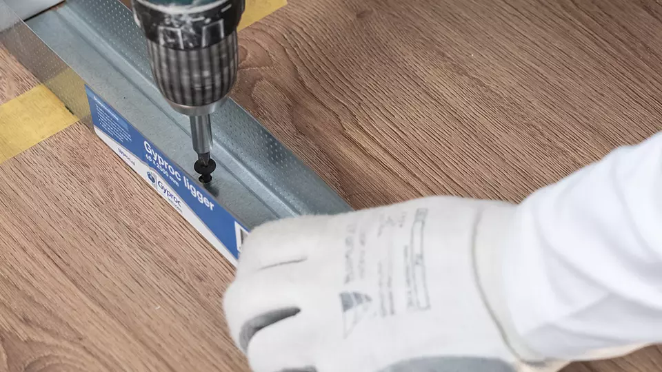 Gyproc Ligger monteren aan de vloer
