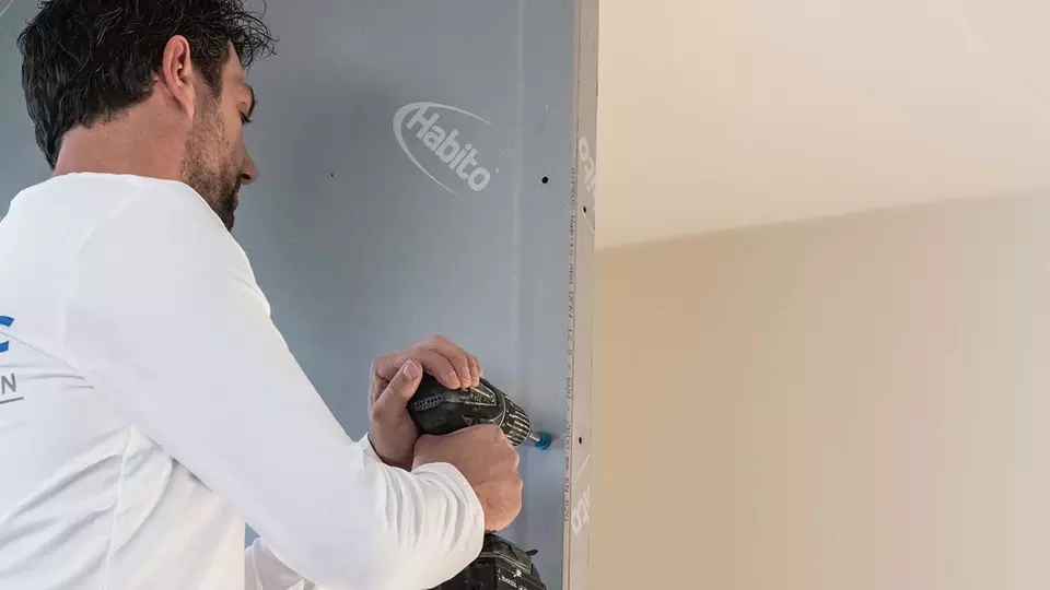 Thuisklussers kunnen aan de slag met het HABITO wandsysteem