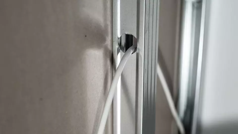 Leidingen aanbrengen in de room divider