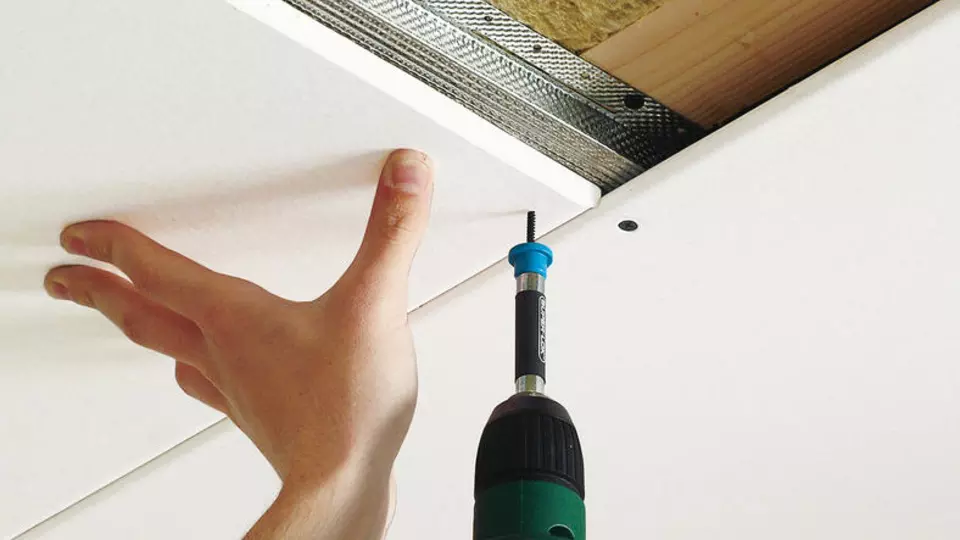 Beplaten van een plafond met rachels