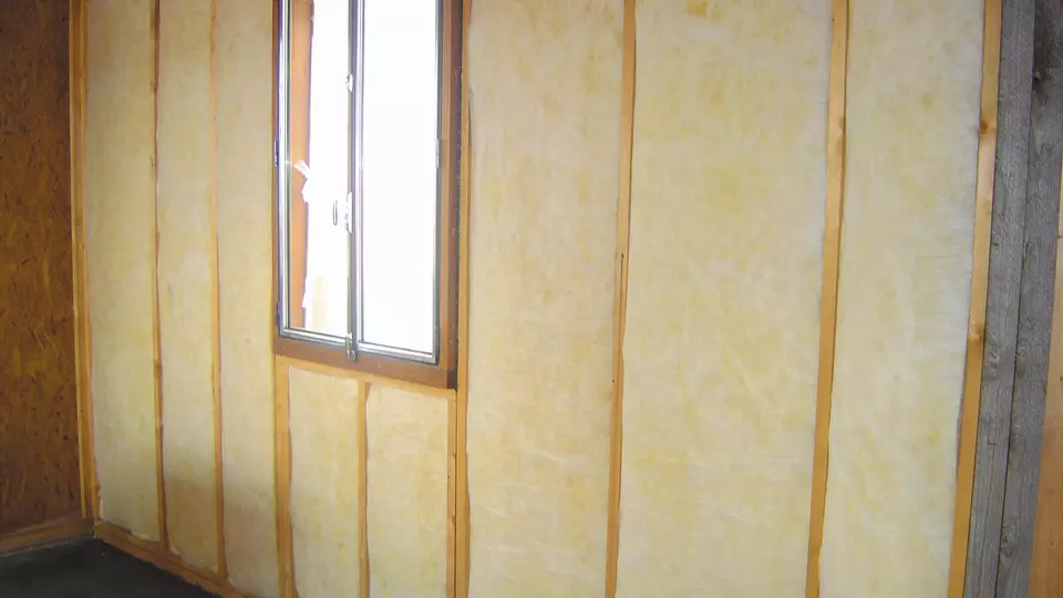Houten frame met isolatiemateriaal