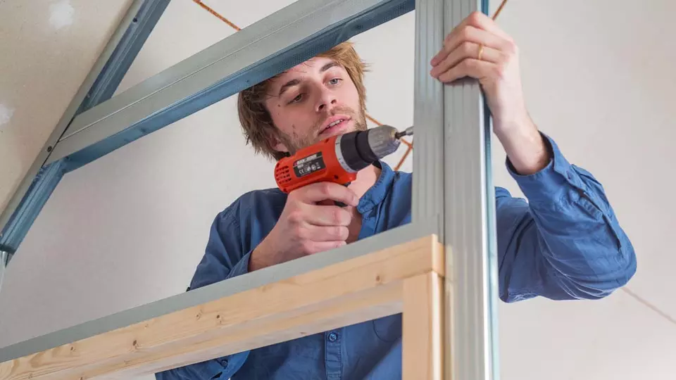 Deurkozijn plaatsen met metalen profielen