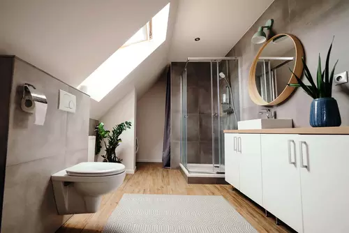 badkamer met voorzetwand