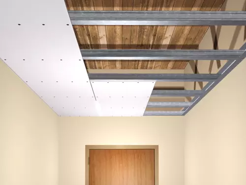 Verlaagd plafond in een hal